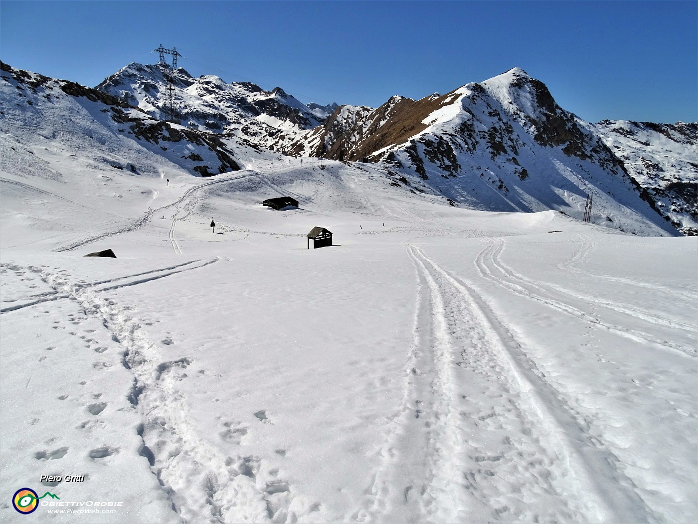 33 Tracce su neve, sguardo indietro verso il passo.JPG -                                